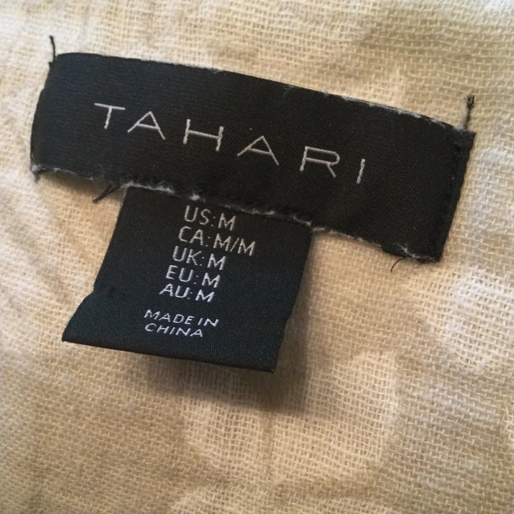 Tahari- Beautiful Long Linen Blazer with Open front. Size M - Picture 7 of 12